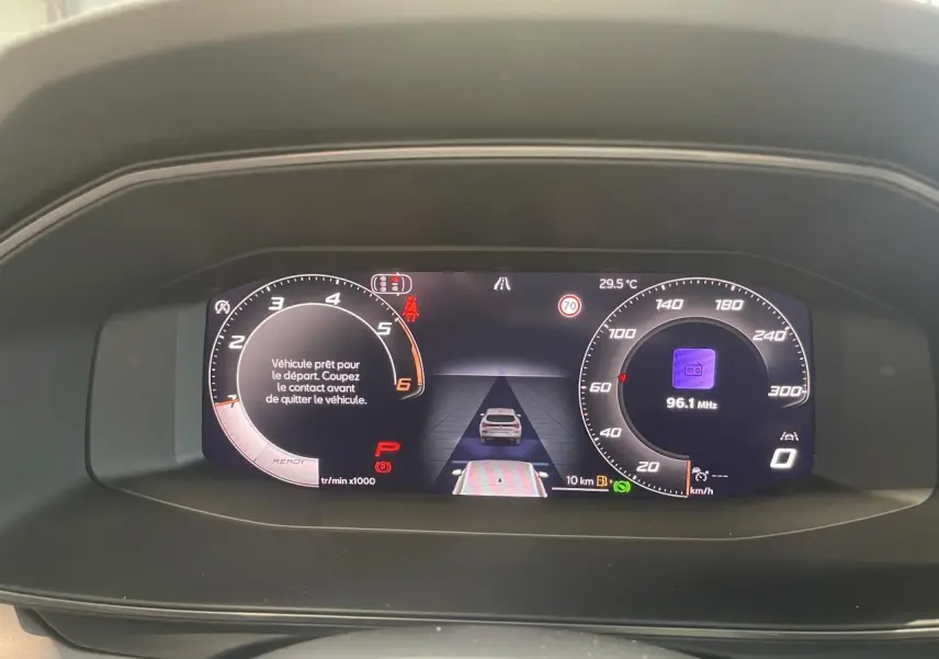 Combiné d'instruments digital de la CUPRA Leon 2026 affichant la vitesse, régime et assistance à la conduite.