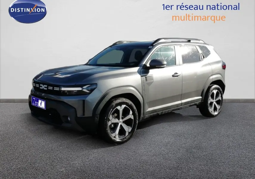 Dacia Duster gris schiste métal en 3/4 avant droit, avec jantes alliage bicolores et toit noir brillant.