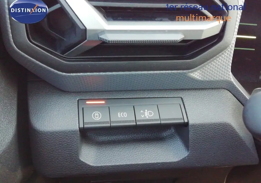 Boutons de commande du tableau de bord du Dacia Duster TCE MHEV 140ch Journey, vue rapprochée sur les fonctions ECO et verrouillage.