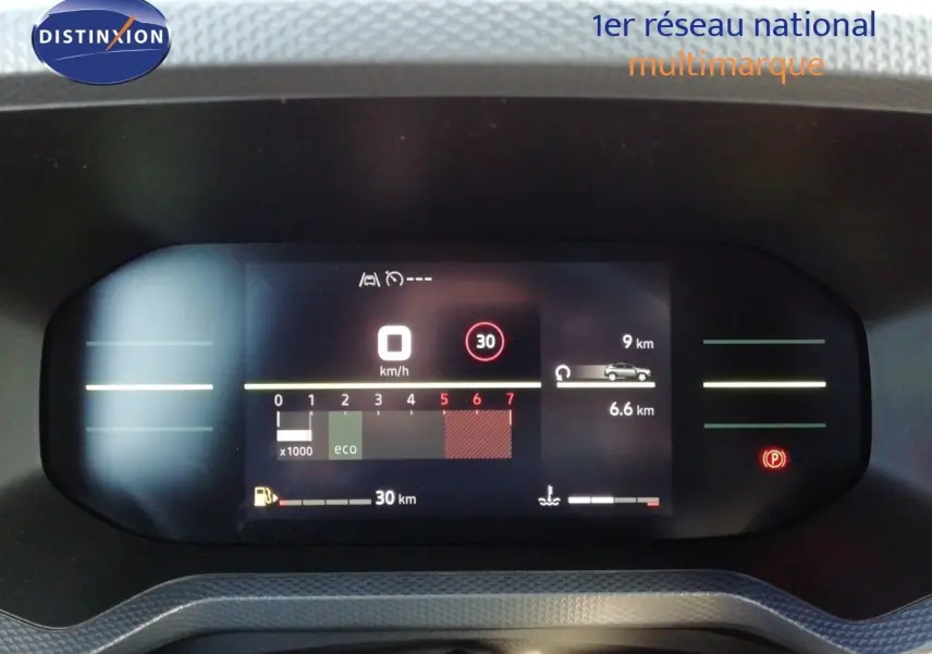 Tableau de bord numérique du Dacia Duster 2026 affichant vitesse, régime moteur et autonomie, vue frontale rapprochée.