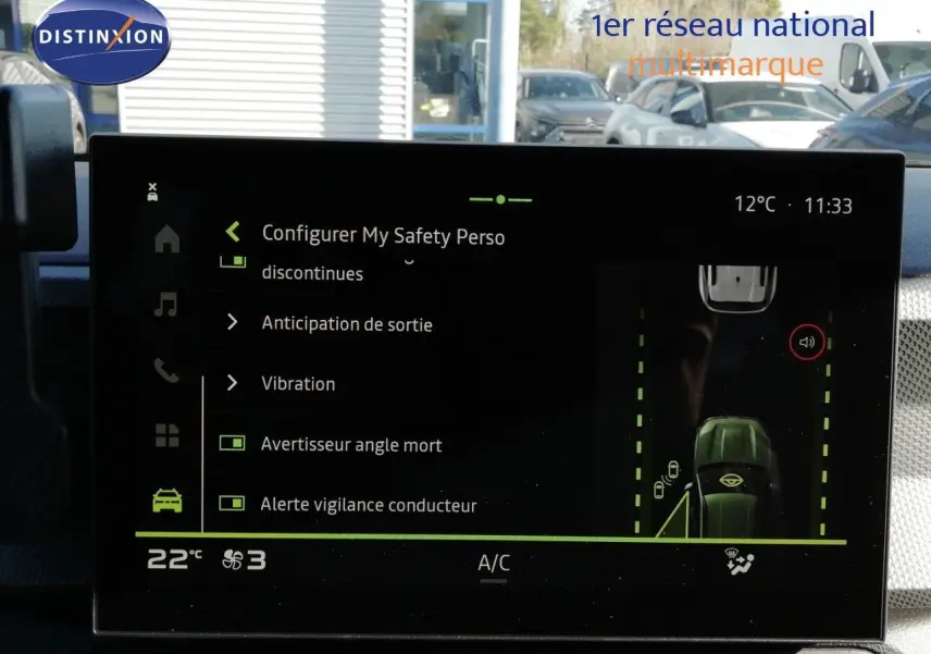 Vue avant droite du Dacia Duster gris schiste métal 2026 avec caméra 360° et capteurs visibles sur l’écran tactile.