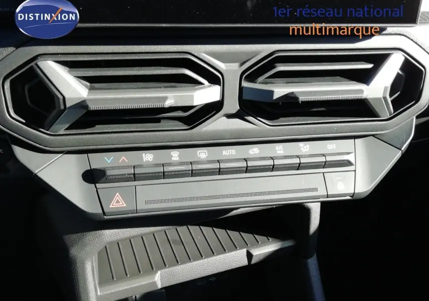 Détail du tableau de bord du Dacia Duster 2026, montrant les aérateurs hexagonaux et les commandes de climatisation.