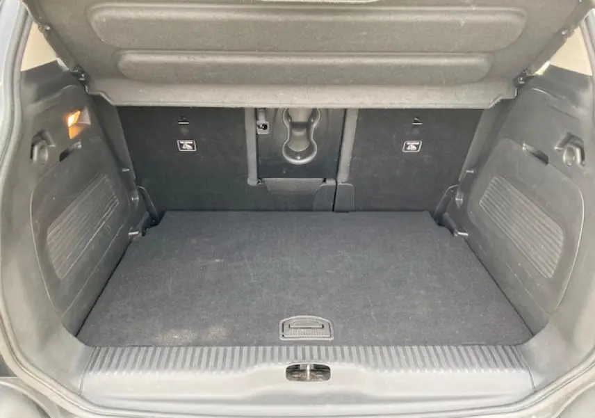 Coffre ouvert du Citroën C3 Aircross noir 2019, montrant l'espace de chargement et la moquette intérieure.