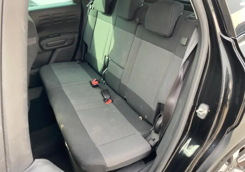 Vue intérieure arrière gauche du siège banquette gris foncé du Citroën C3 Aircross noir 2019.