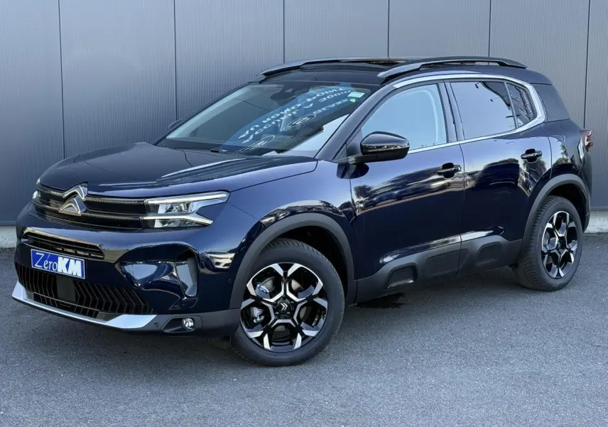 Citroën C5 Aircross Bleu Eclipse en 3/4 avant droit avec toit ouvrant panoramique et jantes alliage bi-ton.