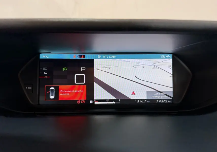 Affichage numérique du tableau de bord du Citroën Grand C4 Spacetourer blanc, avec navigation et alerte porte avant gauche ouverte.