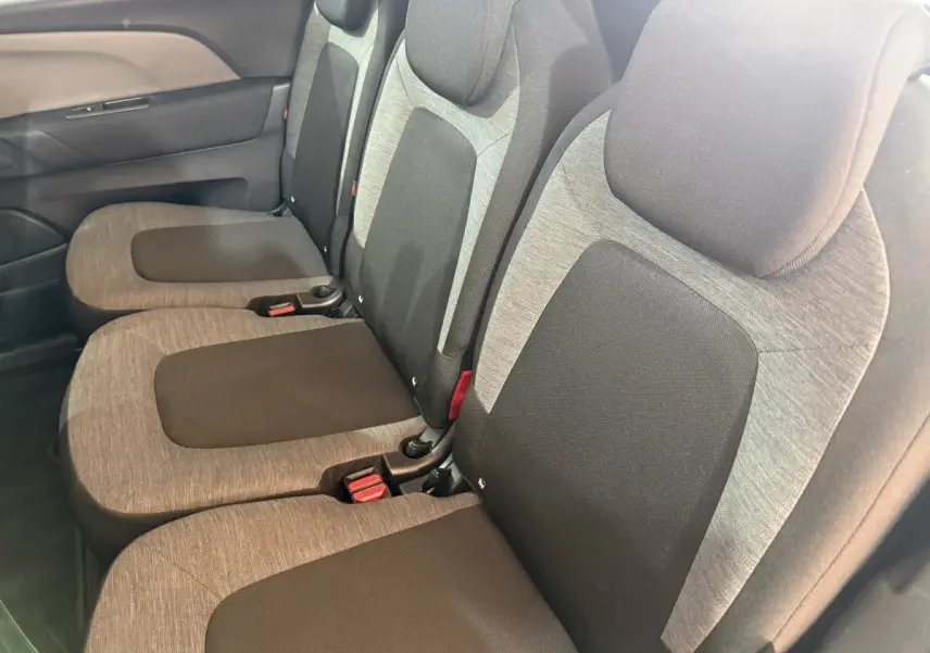 Vue rapprochée des sièges arrière gris et noirs du Citroën Grand C4 Spacetourer, côté droit intérieur.