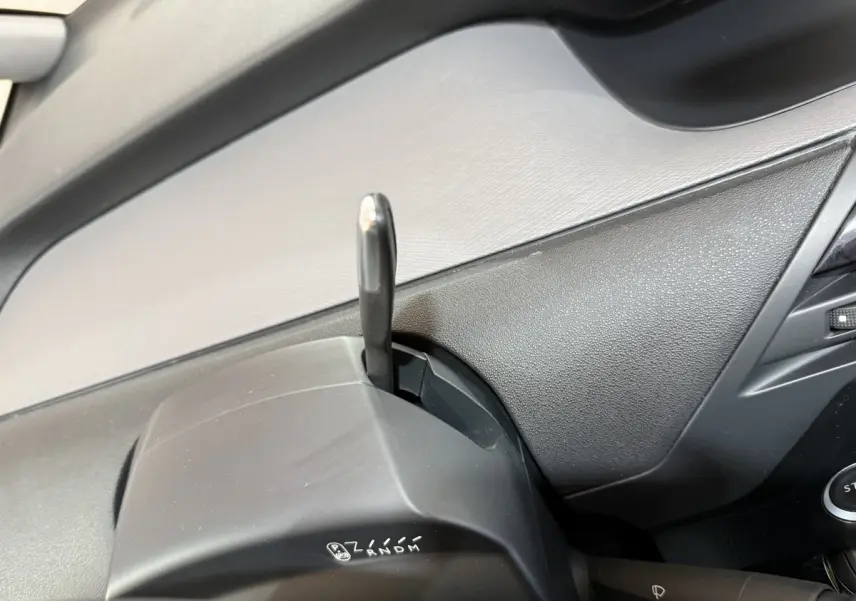 Gros plan sur la commande de boîte automatique noire dans l’habitacle du Citroën Grand C4 Spacetourer blanc, côté droit.