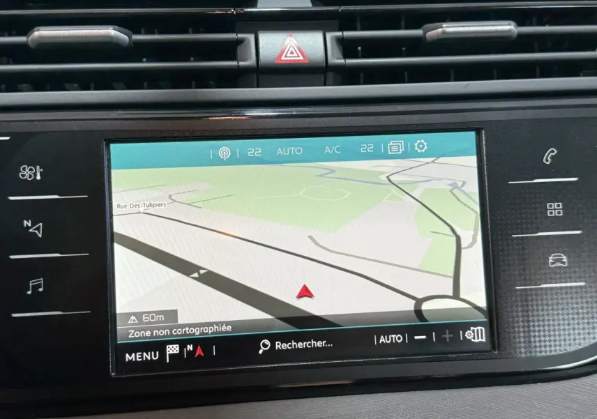 Écran tactile central du tableau de bord du Citroën Grand C4 Spacetourer blanc, affichant la navigation GPS.
