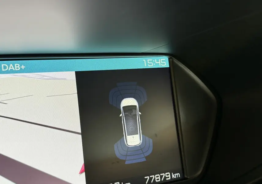 Affichage tactile intérieur du tableau de bord du Citroën Grand C4 Spacetourer, vue rapprochée du système de détection.