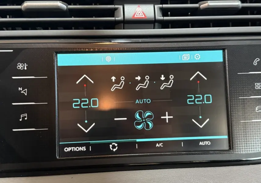 Écran tactile central du tableau de bord du Citroën Grand C4 Spacetourer blanc, affichant la climatisation à 22°C en mode automatique.