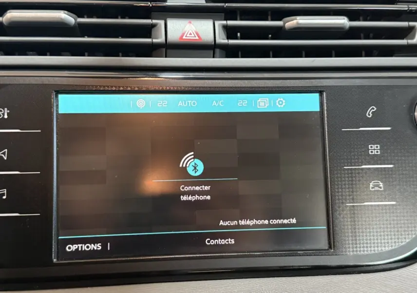 Écran tactile central du tableau de bord du Citroën Grand C4 Spacetourer blanc, affichant la connexion Bluetooth.
