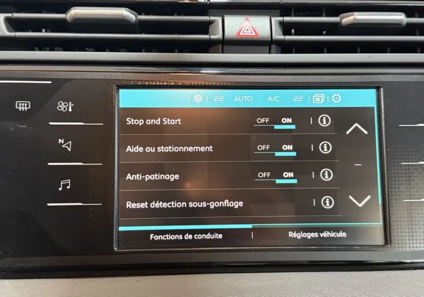 Écran tactile central du tableau de bord du Citroën Grand C4 Spacetourer blanc, affichant les réglages d’aide à la conduite.