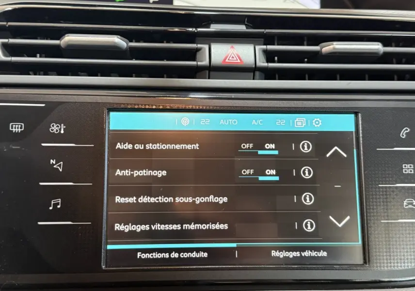 Écran tactile central du tableau de bord du Citroën Grand C4 Spacetourer blanc, affichant les réglages d’aide à la conduite.