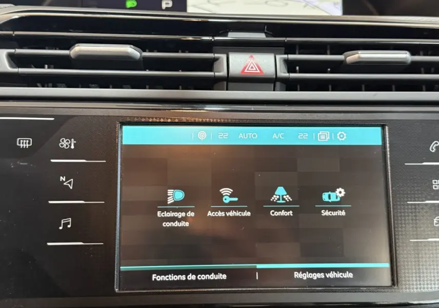 Écran tactile central du tableau de bord du Citroën Grand C4 Spacetourer blanc, affichant les réglages de conduite.