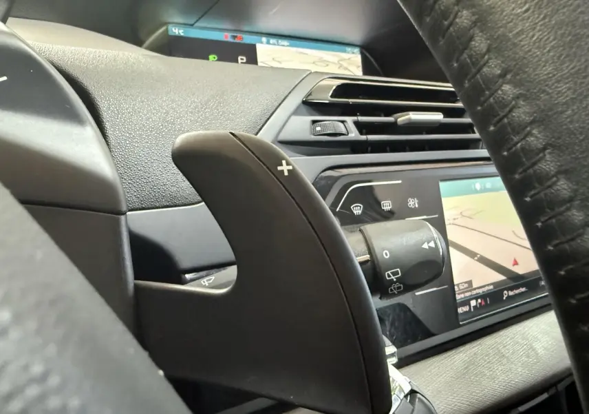 Gros plan sur la palette de changement de vitesse droite et l’écran tactile du tableau de bord du Citroën Grand C4 Spacetourer blanc.
