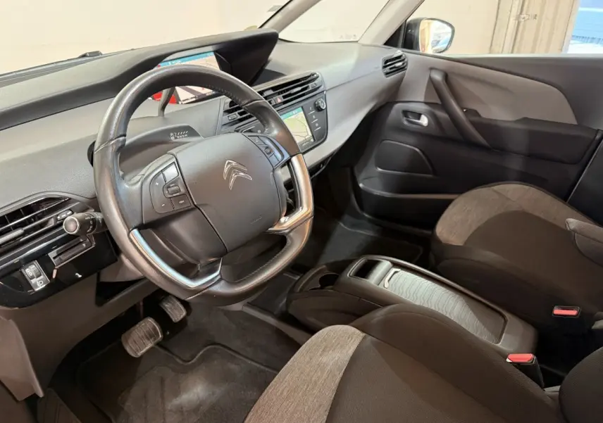Vue intérieure côté conducteur du Citroën Grand C4 Spacetourer 2021, volant cuir et tableau de bord avec écran tactile.