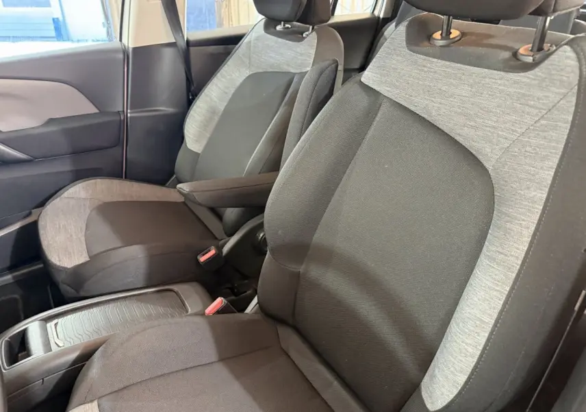 Gros plan sur les sièges avant bi-ton gris et noir du Citroën Grand C4 Spacetourer 2021, version Business.