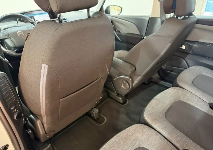 Vue intérieure côté droit du Citroën Grand C4 Spacetourer 2021, sièges tissu gris et noir, plancher plat visible.