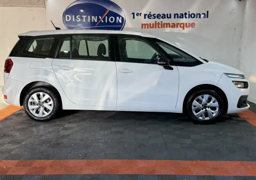 Vue latérale droite du Citroën Grand C4 Spacetourer blanc 2021, monospace avec vitres teintées et jantes alliage.