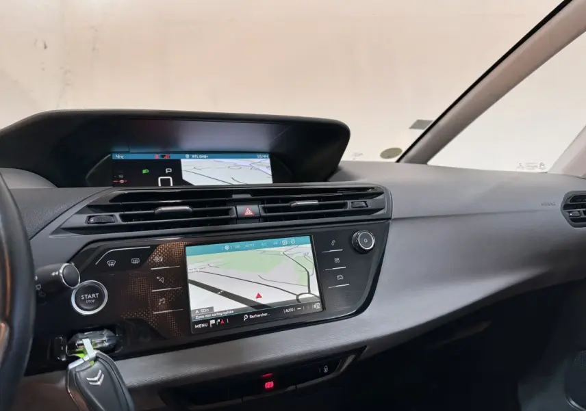 Vue intérieure du tableau de bord du Citroën Grand C4 Spacetourer blanc, avec écran tactile de navigation central.