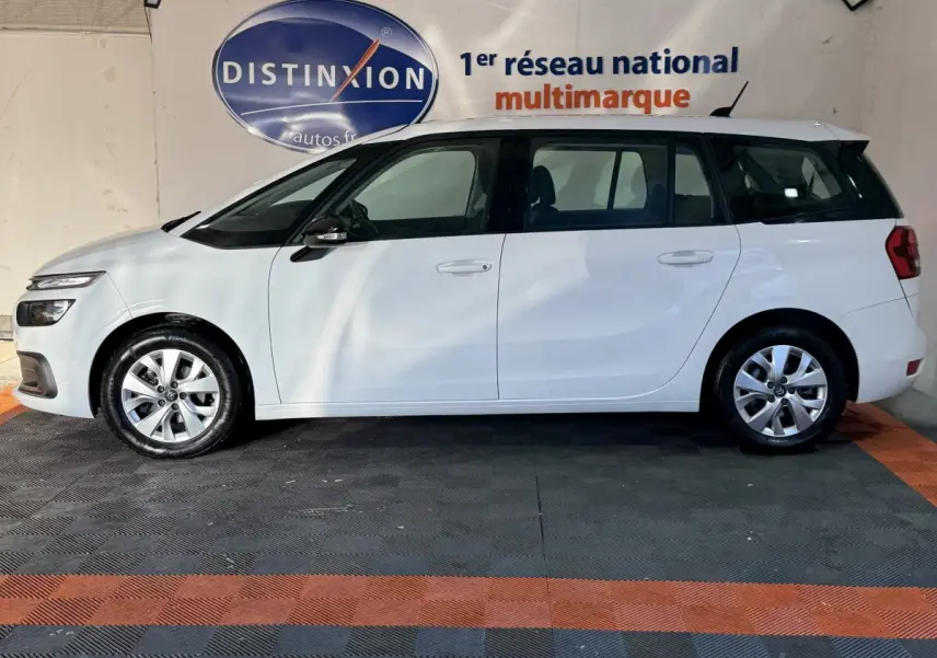 Vue latérale droite d'un Citroën Grand C4 Spacetourer blanc, monospace avec vitres teintées et jantes alliage.