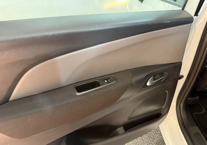 Gros plan sur la porte arrière droite blanche du Citroën Grand C4 Spacetourer avec garniture intérieure noire et grise.