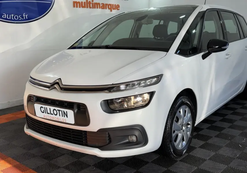 Citroën Grand C4 Spacetourer blanc en 3/4 avant droit, avec calandre noire et phares LED distinctifs.