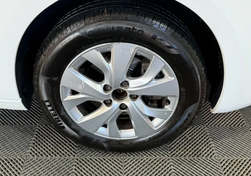 Gros plan sur la roue avant gauche avec jante argentée et pneu Pirelli sur Citroën Grand C4 Spacetourer blanc.