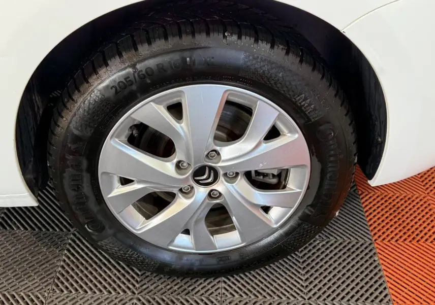 Gros plan sur la roue avant droite blanche du Citroën Grand C4 SpaceTourer avec jante argentée et pneu Continental.