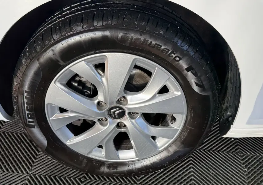 Gros plan sur la roue avant droite du Citroën Grand C4 Spacetourer blanc avec jante argentée et pneu Pirelli.