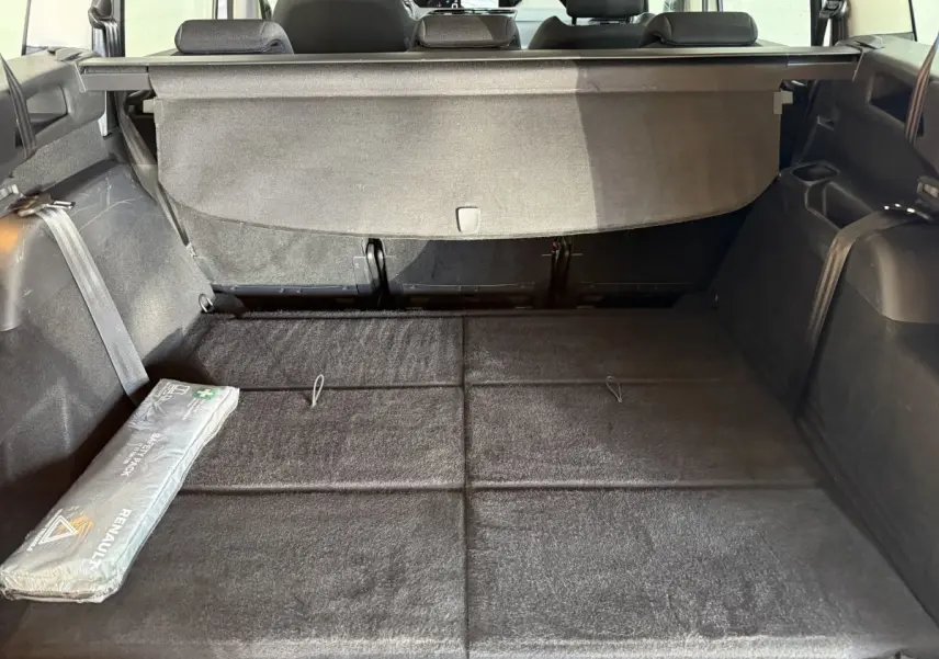 Coffre noir vu de l'arrière du Citroën Grand C4 Spacetourer blanc, plancher plat avec cache-bagages déployé.