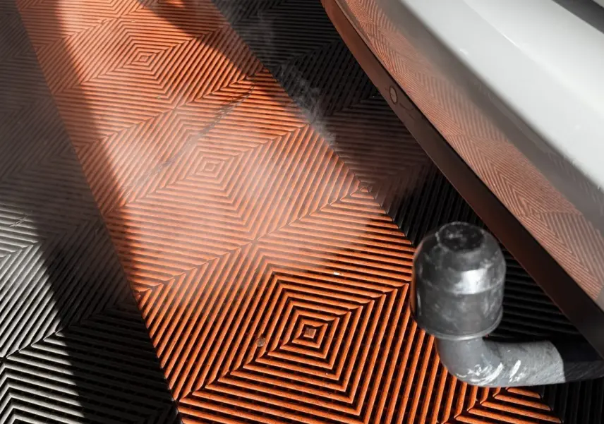 Vue rapprochée du côté droit arrière d’un Citroën Grand C4 Spacetourer blanc, avec attelage visible.