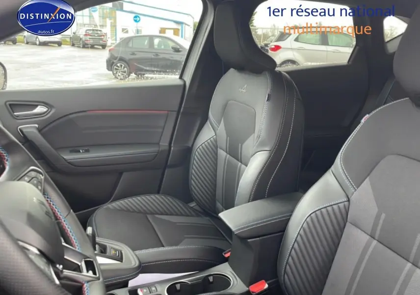 Vue intérieure côté droit du Renault Captur 2025 esprit alpine avec sièges sport noirs et surpiqûres bleues.