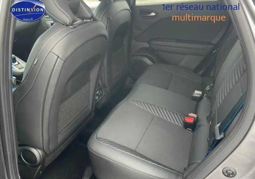 Vue intérieure arrière côté droit du Renault Captur gris cassiopée, sièges noirs avec surpiqûres bleues esprit Alpine.