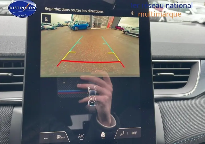 Écran tactile intérieur montrant la caméra de recul d’un Renault Captur gris cassiopée, vue frontale du tableau de bord.