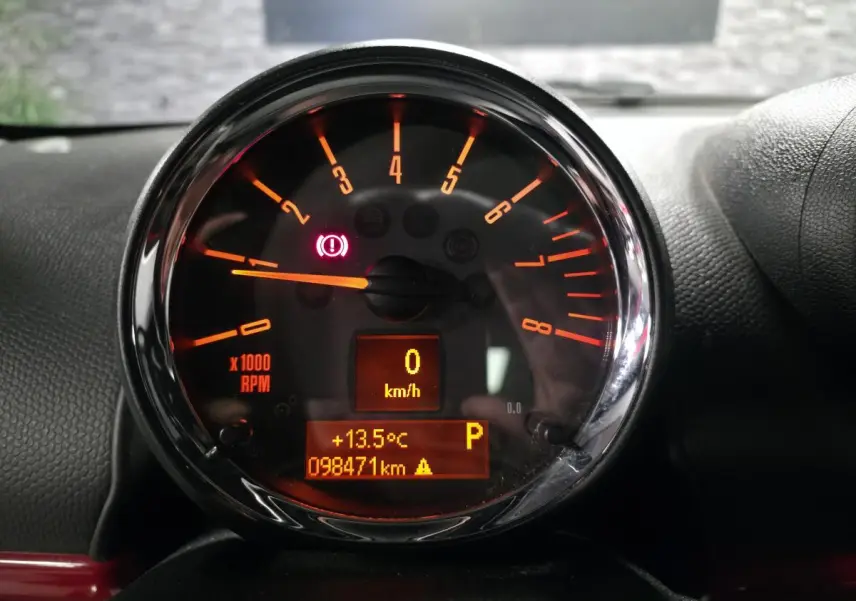 Gros plan sur le compteur central éclairé orange du MINI Countryman John Cooper Works, affichant 0 km/h.