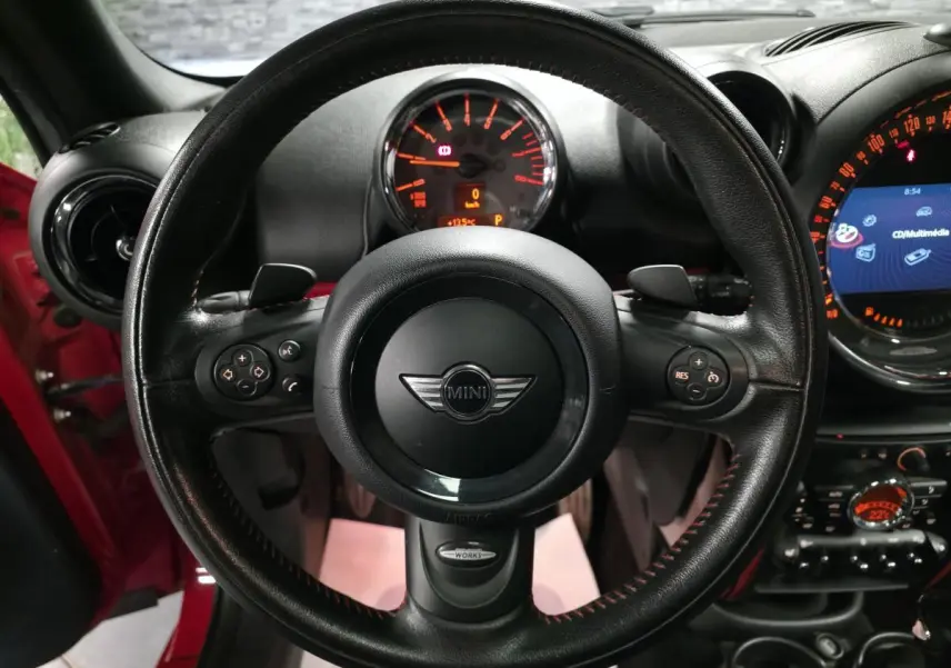 Vue intérieure centrée sur le volant sport noir avec surpiqûres rouges du MINI John Cooper Works rouge de 2015.