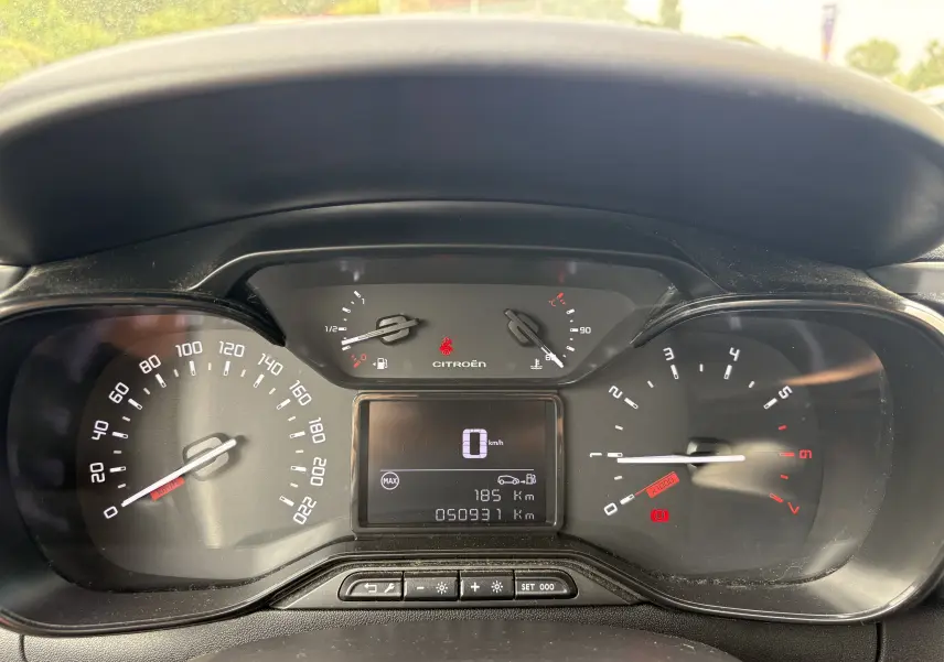 Vue rapprochée du tableau de bord de la Citroën C3 2019, affichant les compteurs numériques et analogiques noirs.