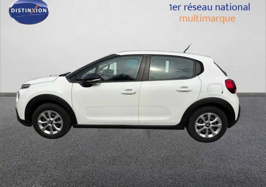 Profil droit d'une Citroën C3 blanche de 2019 avec détails noirs sur les ailes et rétroviseurs, sur fond neutre.