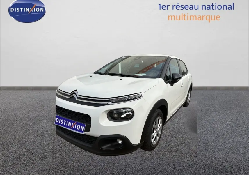 Citroën C3 blanc vue 3/4 avant droit, avec phares distinctifs et protections noires sur les bas de caisse.