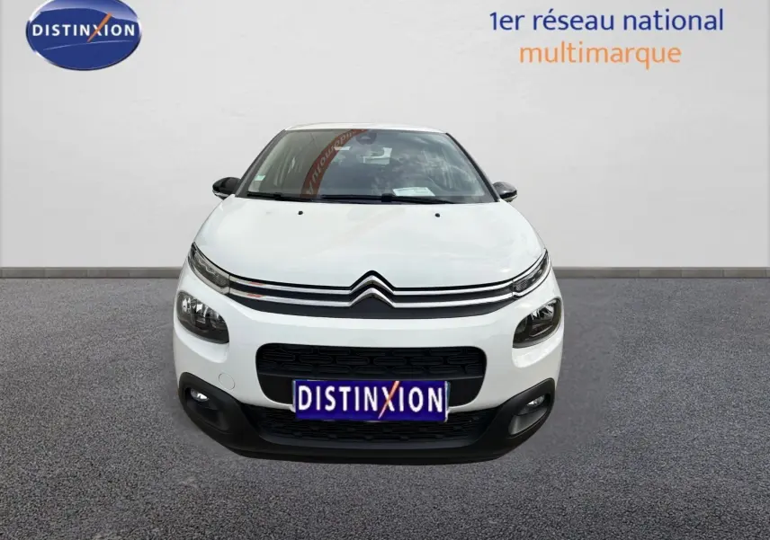 Vue de face d'une Citroën C3 blanche de 2019 avec calandre noire et logo distinctif Citroën visible.