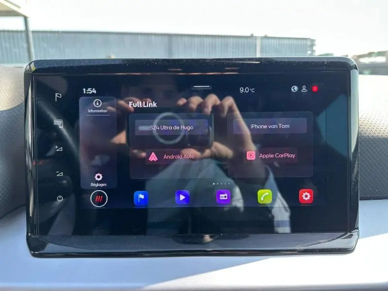 Écran tactile central du SEAT Arona 2025 affichant les options Full Link avec Android Auto et Apple CarPlay.