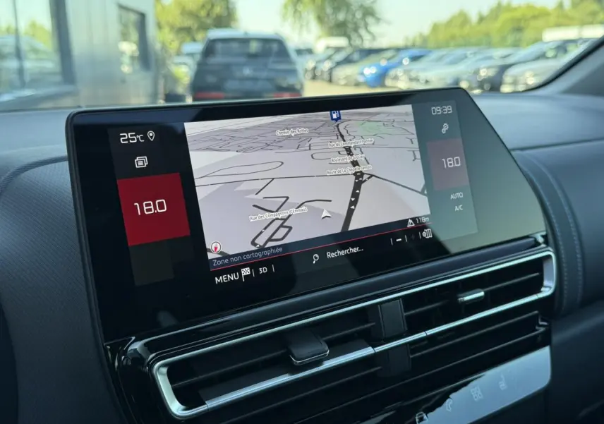 Écran tactile GPS 10 pouces du tableau de bord du Citroën C5 Aircross 2025, ambiance intérieure noire.