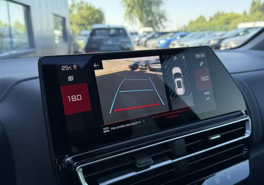 Écran tactile intérieur du Citroën C5 Aircross 2025 montrant la caméra de recul et les commandes climatisation.