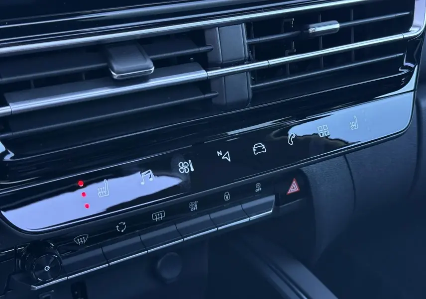 Détail de la console centrale tactile du Citroën C5 Aircross 2025 avec commandes de climatisation et sièges chauffants.