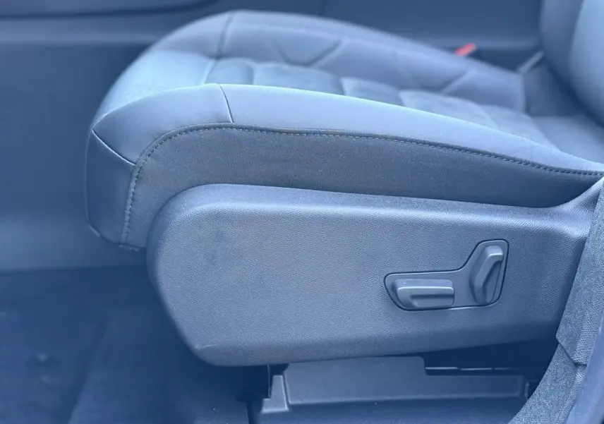 Gros plan sur le siège conducteur noir Alcantara du Citroën C5 Aircross 2025 avec réglages électriques visibles sur le côté.