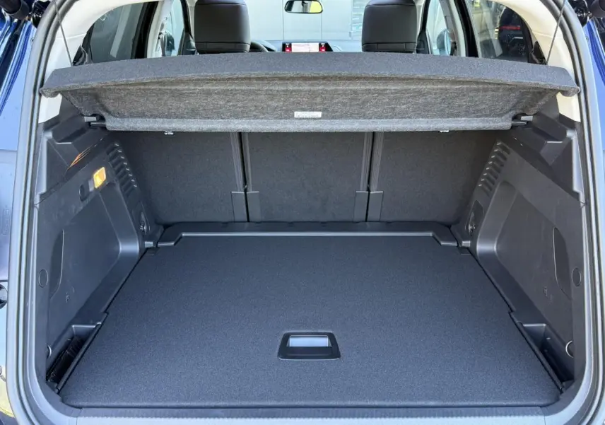 Coffre ouvert vu de l'arrière du Citroën C5 Aircross Bleu Eclipse, avec cache-bagages et banquettes arrière visibles.