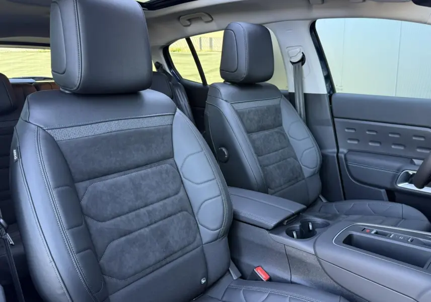 Intérieur avant du Citroën C5 Aircross 2025, sièges Urban Black en Alcantara et cuir noir, console centrale avec accoudoir.