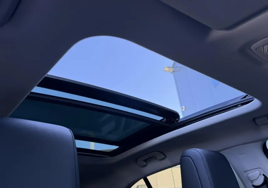 Toit ouvrant panoramique vitré ouvert vu de l'intérieur arrière du Citroën C5 Aircross Bleu Eclipse 2025.
